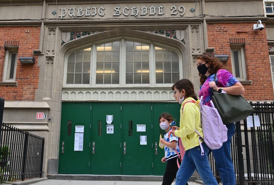 La primera metrópolis de Estados Unidos, donde se registran unas 24.000 muertes por COVID-19, cerró todos los centros escolares públicos el 19 de noviembre, después de que más del 3% de los test realizados fueran positivos. Fuente: AFP.