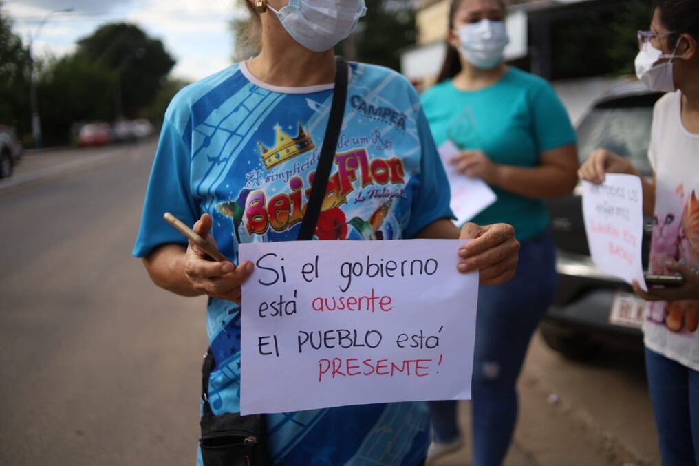 Personas allegadas a Ariel Fleitas se movilizaron esta mañana frente al Hospital Regional de Villa Hayes. Foto: Gentileza 650 AM.