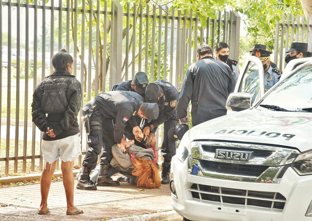 Momento en que una de las jóvenes fue reducida por 3 policías para luego ser subida a la carrocería de una patrullera. Foto: Gentileza.