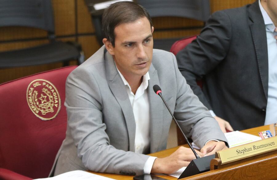 El senador Stephan Rasmussen insta a sus colegas guiarse por la Constitución Nacional. Foto: Archivo.