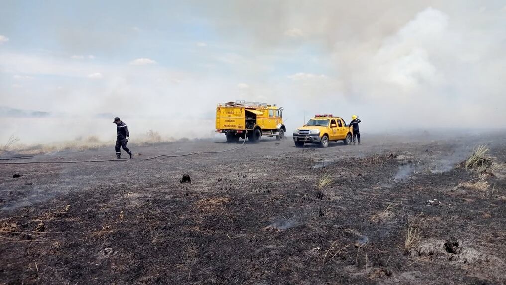 SEN y Bomberos Voluntarios han logrado aplacar los grandes incendios a nivel país, pero la alerta sigue vigente ya que en la fecha han detectado casi 4.000 focos de calor que podrían ser focos de incendio en cualquier momento. Foto: Gentileza.