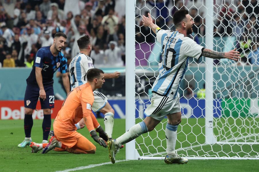 Gran jugada de Lionel Messi para que defina Julián Álvarez, que marcó el tercero para Argentina y su doblete en el partido.FOTO: AFP