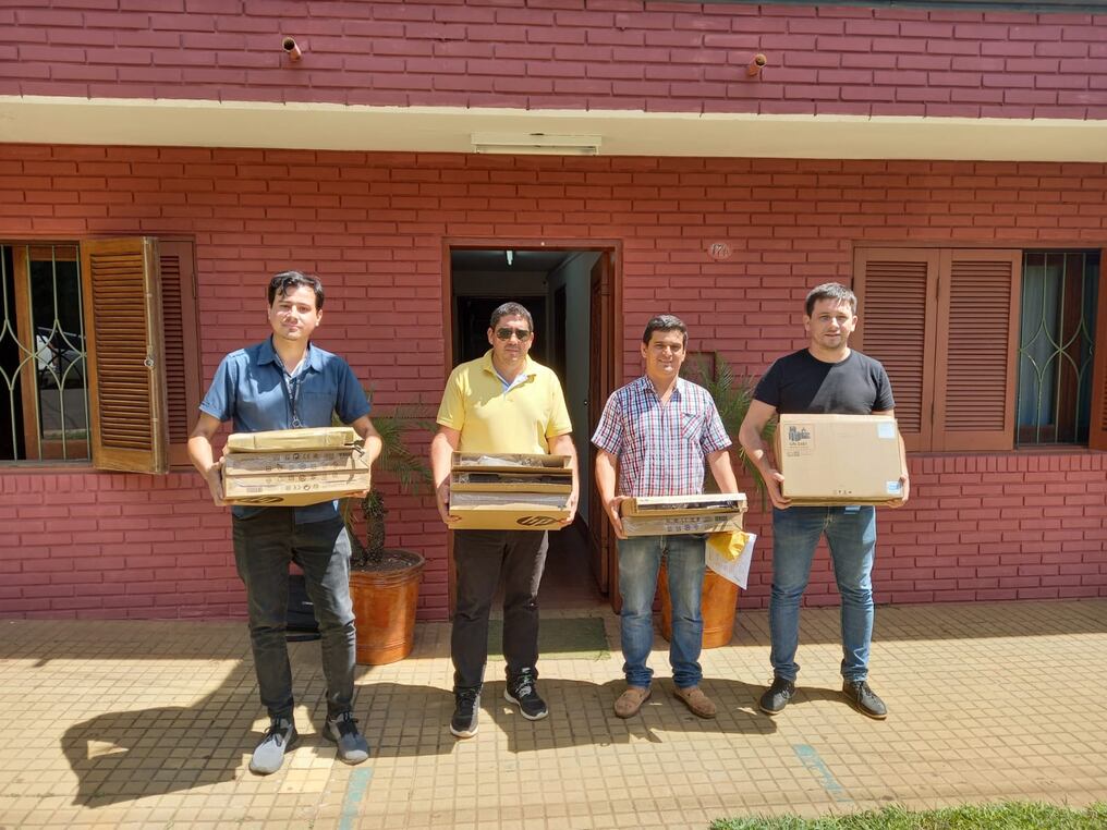 Concejales de la bancada colorada habían denunciado al exintendente de San Juan Bautista por apropiación ilegal de 10 notebooks, que devolvió este jueves, después de un año. Foto: Gentileza.