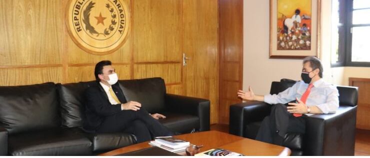 Los titulares del Ministerio de Urbanismo, Vivienda y Hábitat, Carlos Pereira (izquierda) y del Ministerio de Industria y Comercio, Luis Alberto Castiglioni impulsarán una iniciativa conjunta y dando participación al sector privado. Foto: Gentileza.