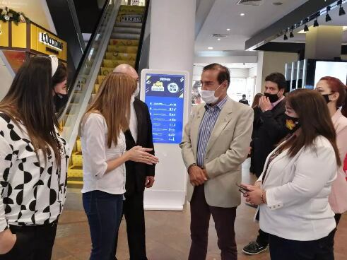 Una comitiva liderada por la misma ministra de Trabajo, Carla Bacigalupo, efectuó un recorrido por comercios de la zona y dialogó con turistas. Foto: Gentileza.