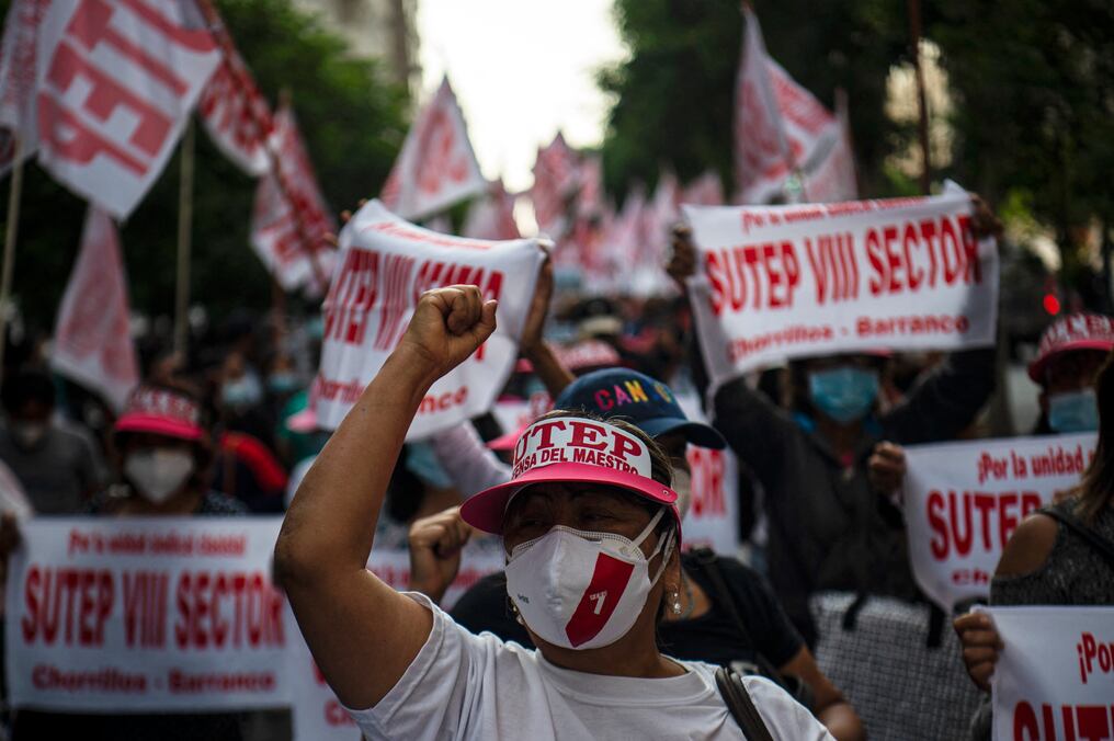 La tensión viene creciendo en Perú desde el lunes, cuando habitantes molestos por las alzas de precios de los combustibles y alimentos desataron protestas en Lima, Ica y otras regiones. Foto: AFP.