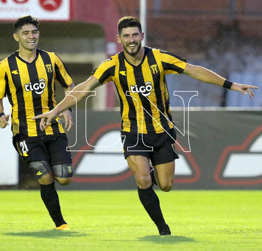 José Florentín abrió el camino a la goleada de los aurinegros en los Jardines del Kelito.FOTO:NÉSTOR SOTO