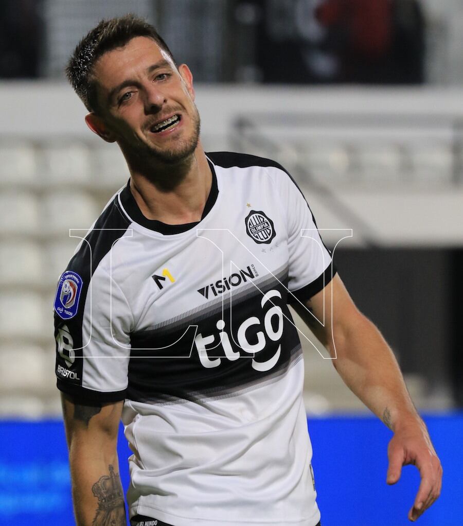 Alejandro Silva se lamenta al momento de sentir la lesión muscular en el juego frente a Guaireña.FOTO:NÉSTOR SOTO