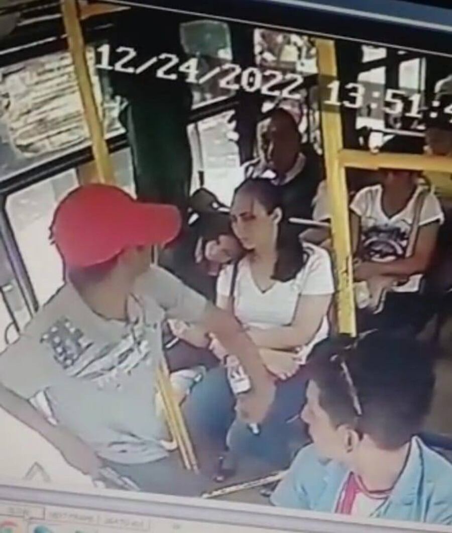 Uno de los asaltos en el transporte público de Ciudad del Este. Esta vez fue a una línea de La Franqueña. Foto: Captura de pantalla.