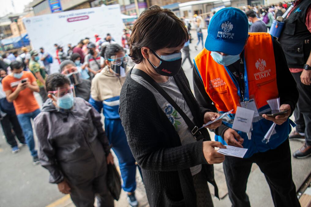 La medida se suma al cumplimiento de una norma gubernamental vigente desde el 15 de este mes, que impide entrar a locales públicos a quienes no tengan carnet de vacunación. Foto: AFP.
