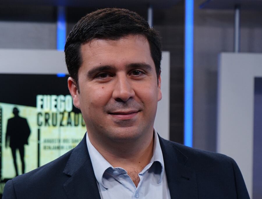 Por medio de fotomontajes, Sebastián Villarejo buscó la manera de demostrar cómo los precandidatos realizan propagandas extemporáneas. Foto: Archivo.