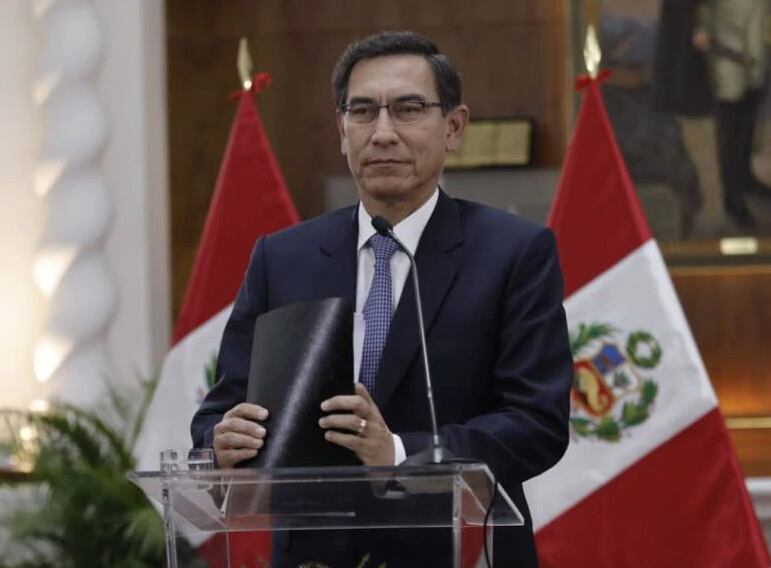 El presidente de Perú, Martín Vizcarra, comparecerá el lunes ante un Congreso que votará si lo destituye por supuesta “incapacidad moral” por un caso de presunta corrupción cuando le quedan ocho meses de mandato. Foto: AFP.