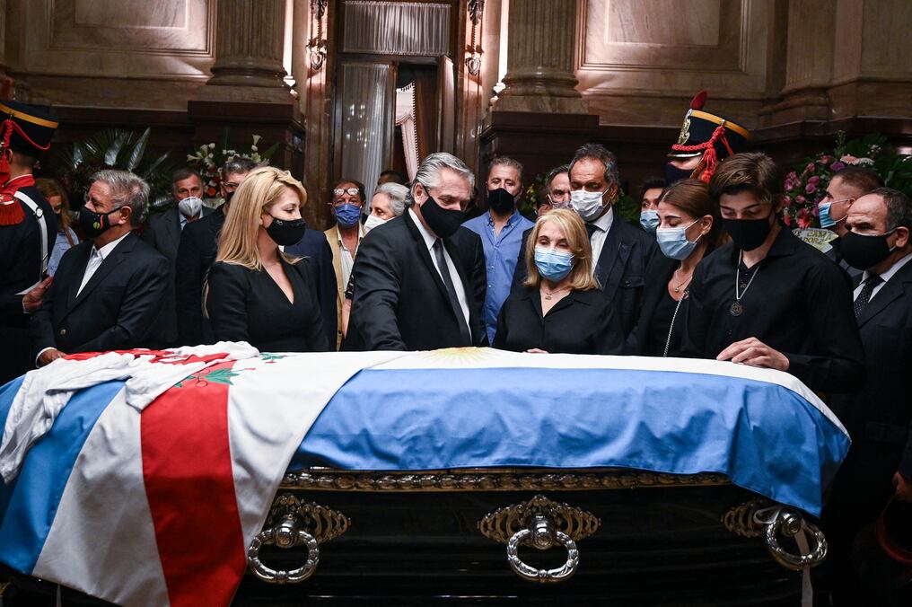 Tras un velorio en el Congreso con todos los honores, el político riojano será enterrado la tarde de este lunes en el cementerio islámico de Buenos Aires. Foto: AFP.