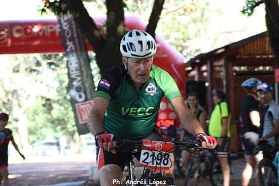Don Emilio, a sus 83 años, es un ejemplo e inspiración para la comunidad de ciclistas del Paraguay. Foto: Gentileza.