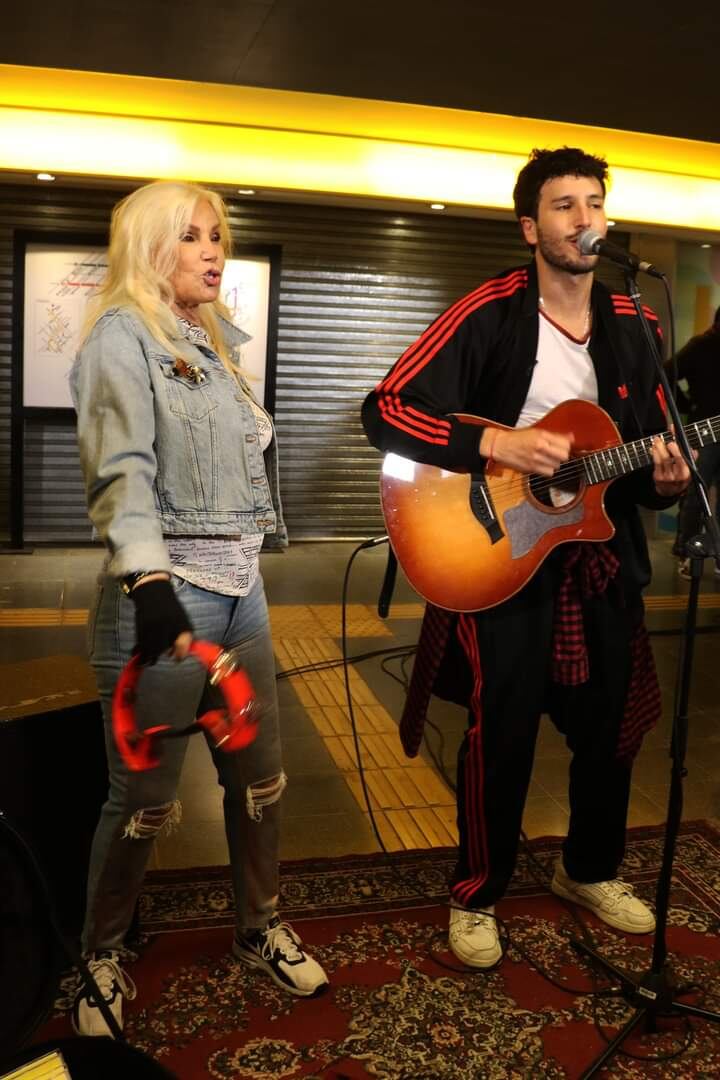 La conductora argentina y el músico colombiano brindaron un mini show en el metro porteño. Foto: Gentileza.