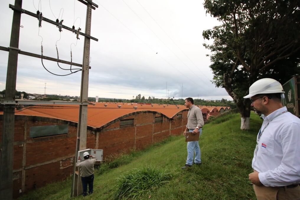 El fiscal Julio Paredes encabezó el allanamiento de cinco depósitos del Parque Mercosur de Ciudad del Este, ubicado en el km 9.5 de la Ruta PY02. Foto: Gentileza.