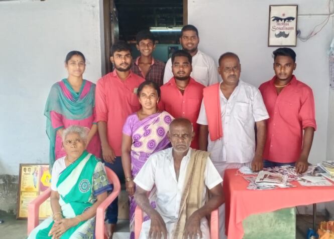Así se llama un hombre y sus hermanos, hijos del secretario de distrito del Partido Comunista indio, A. Mohan, en el estado de Tamil Nadu. Foto: Twitter.