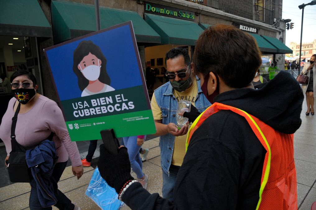 La venta de bebidas alcohólicas se prohibió durante los dos próximos fines de semana, luego de que el país rebasara las 100.000 defunciones. Foto: AFP.