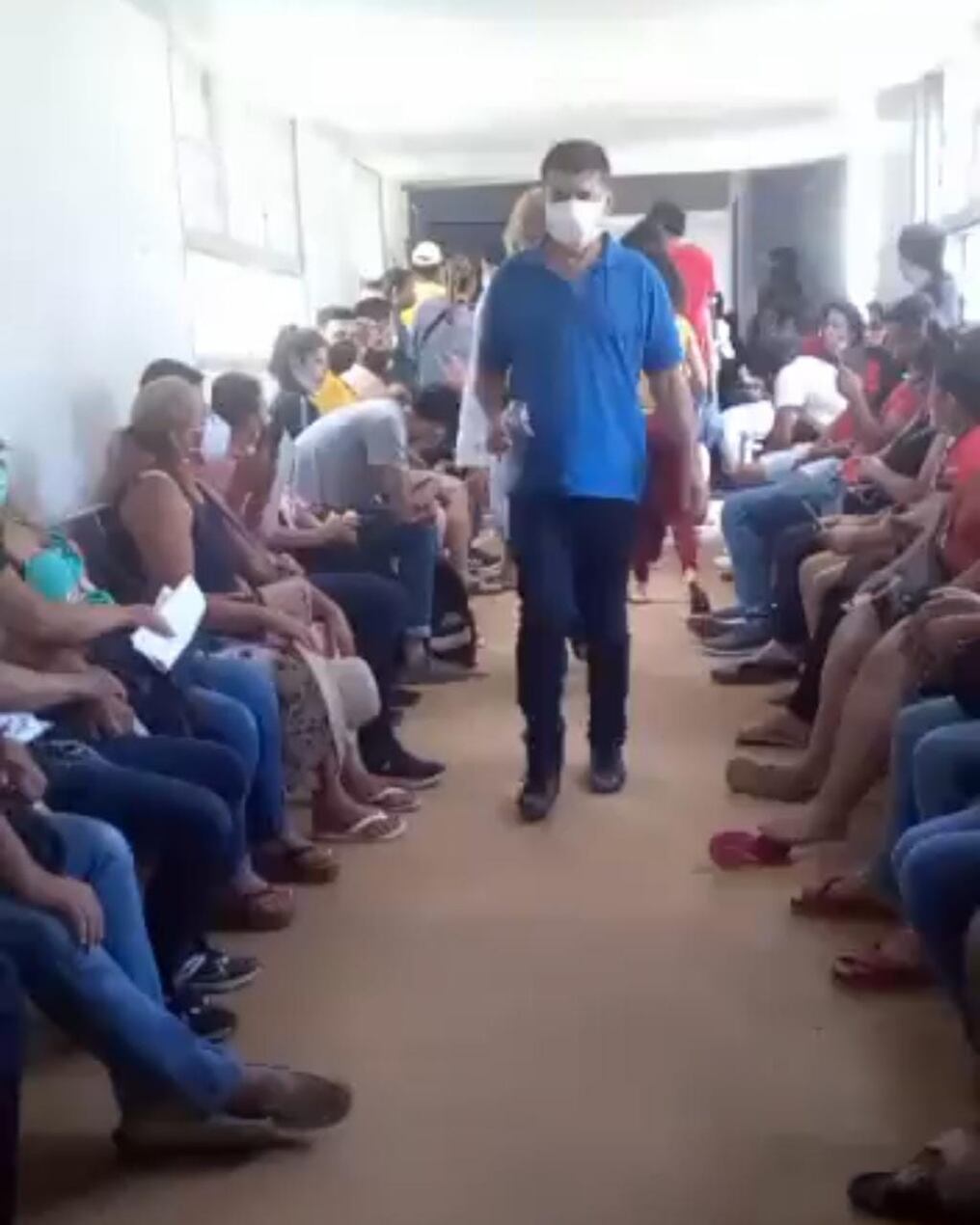 Varios pacientes decidieron retirarse del centro asistencial para ir a descansar a sus viviendas o recurrir a otros hospitales donde la atención es más rápida. Foto: Captura pantalla.