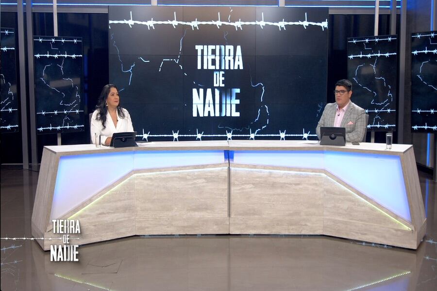 Gustavo Velázquez, coordinador periodístico, y Rossana Escobar, directora de Investigación del Grupo Nación, en la última emisión del 2021 de “Tierra de nadie”, por el canal GEN.