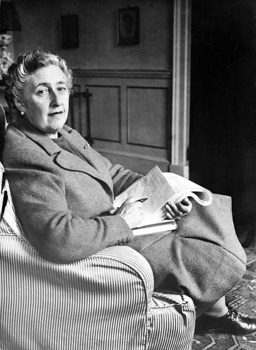 Herederos de la escritora británica Agatha Christie decidieron retira la palabra "nègre" -que tiene una connotación peyorativa- de la portada de la célebre obra "Diez negritos". Foto: AFP.