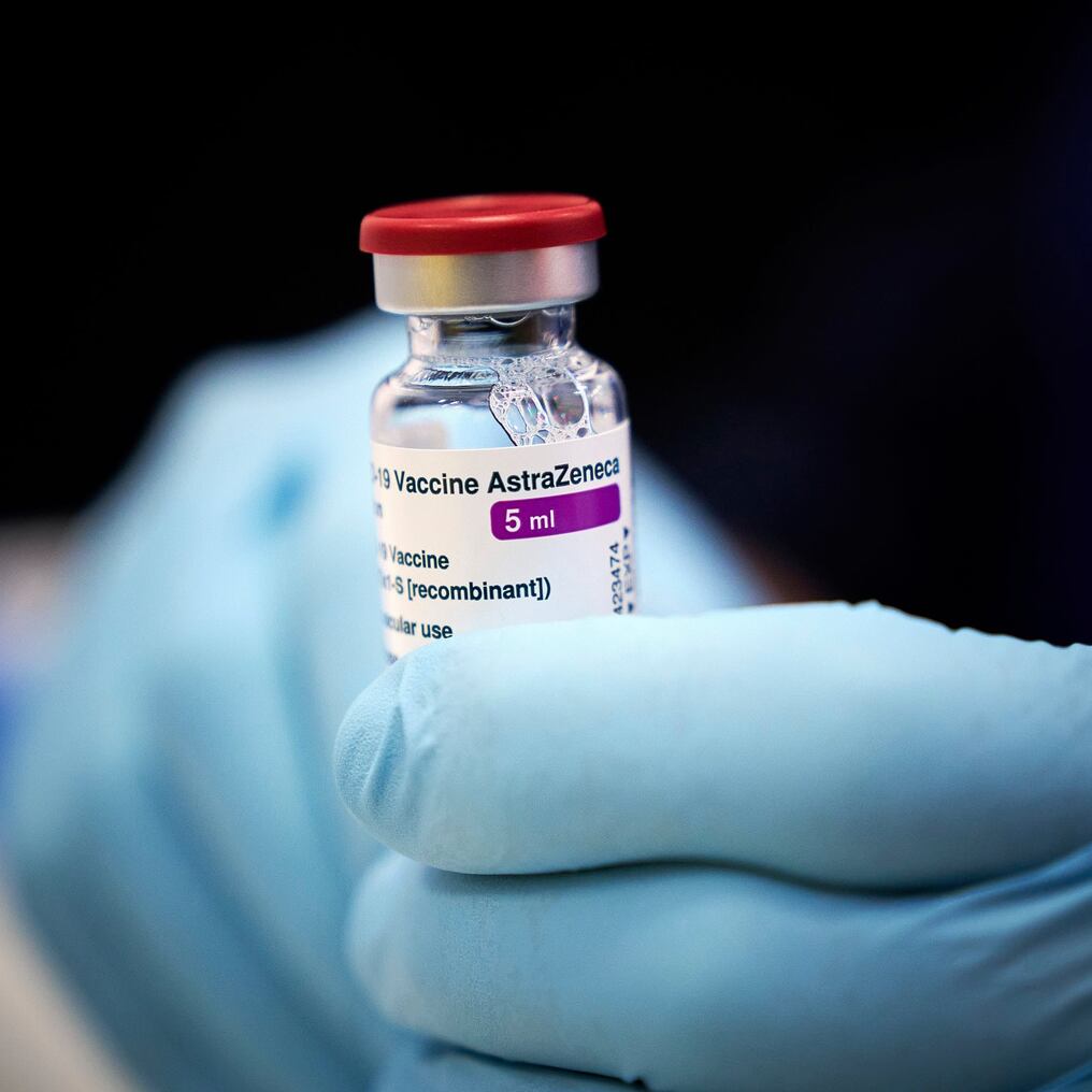 La opinión de la EMA es muy esperada ya que la Unión Europea, en plena penuria de vacunas, cuenta con los millones de dosis de la firma sueco-británica. Foto: AFP.