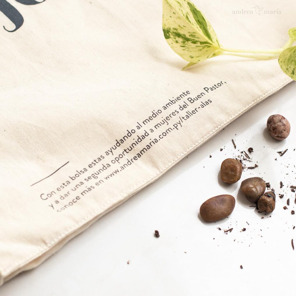 Las bolsas de lienzo hechas por mujeres privadas de su libertad, brindan a estas personas una oportunidad para seguir el camino de la reinserción. Foto: Gentileza