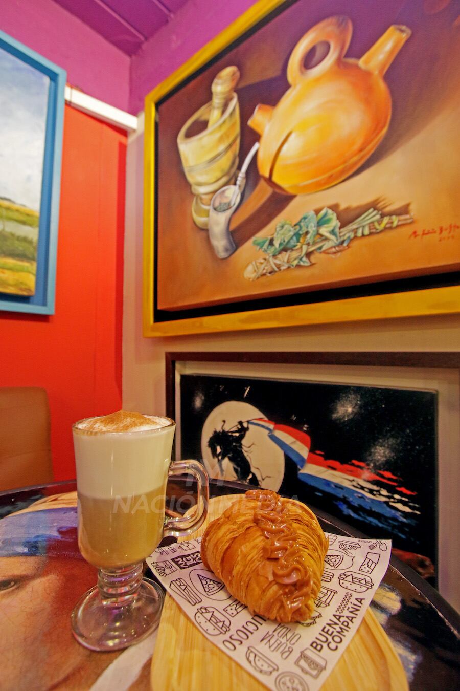 Si te gusta el arte, el Café de Porfirio es un buen lugar donde disfrutarlo, acompañado de un capuchino y un croissant con dulce de leche