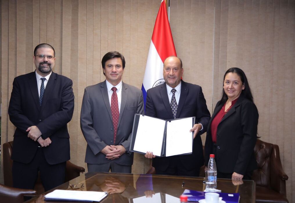 El presidente del Congreso, Óscar Salomón, junto a autoridades de la Dinapi y la Baccn. Foto: Gentileza.