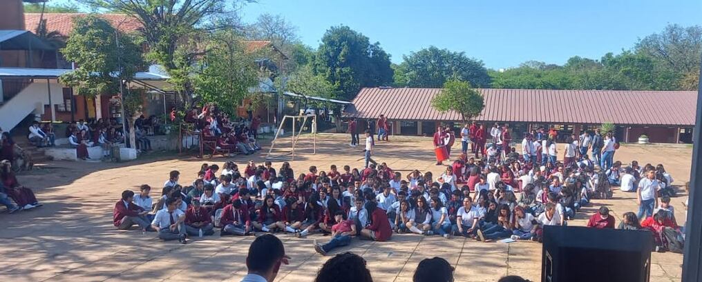 Estudiantes del colegio Ysaty realizan una sentata como medida de presión para exigir al MEC la reposición de rubros a tres docentes. Foto: Gentileza.
