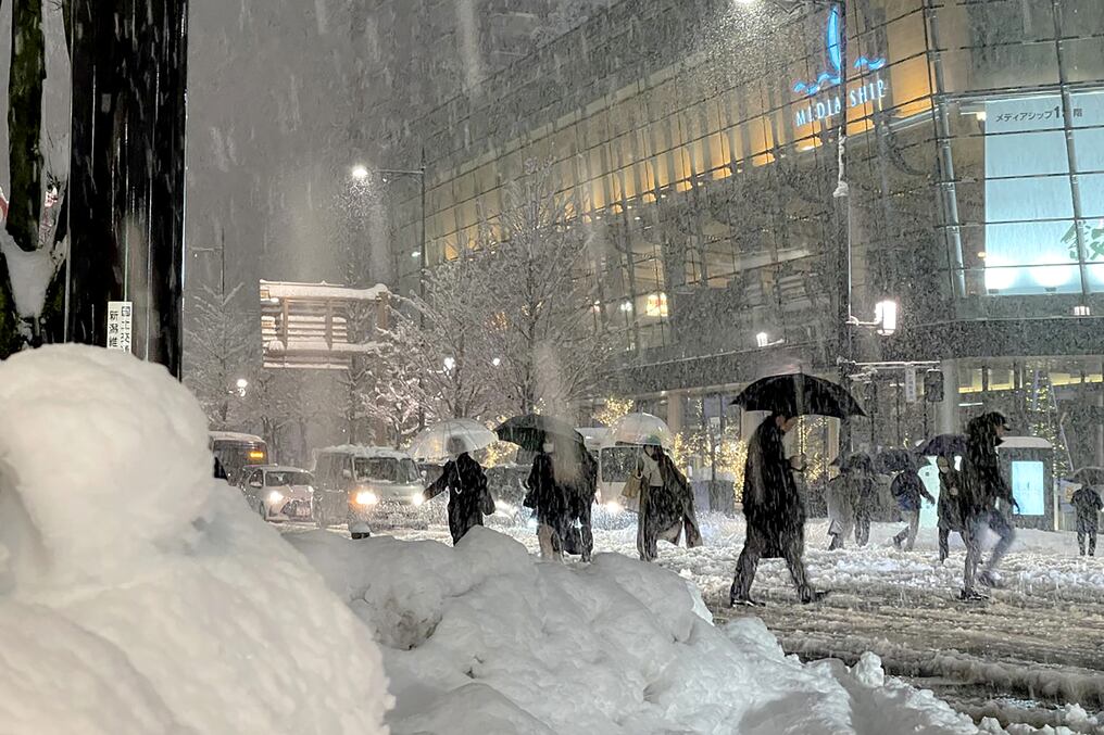 Las fuertes tormentas de nieve en Japón comenzaron el pasado 17 de diciembre y desde entonces algunas regiones del norte y este del país han registrado una acumulación de nieve tres veces su promedio anual. Foto: AFP.