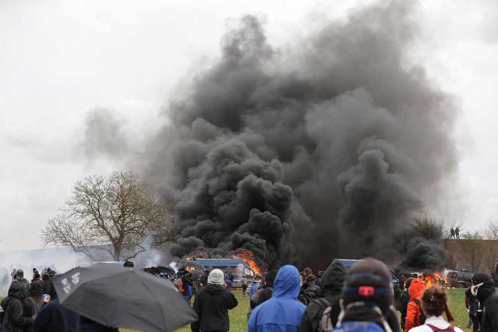 Más de 6.000 ecologistas, según las autoridades; unos 30.000, según los convocantes, chocaron con la policía en la localidad de Sainte-Soline. Foto: AFP.