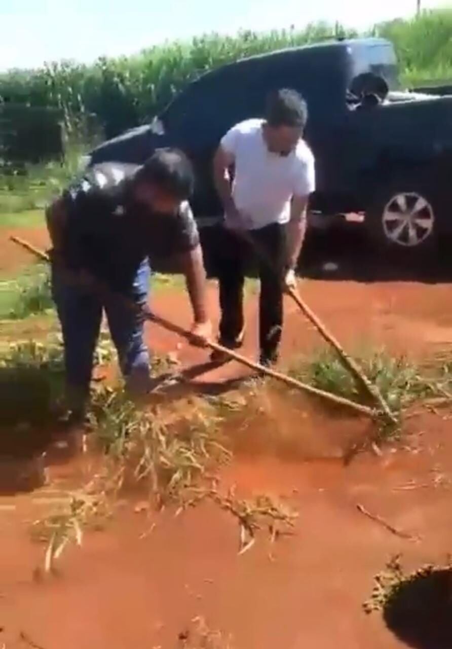 Los nativos pensaron que los policías, quienes estaban haciendo un trabajo de inteligencia, formaban parte de un grupo criminal, porque portaban armas de grueso calibre en sus camionetas. Foto: Captura pantalla.