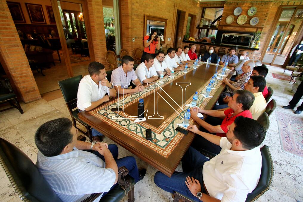 La reunión fue encabezada por el líder del movimiento Honor Colorado, Horacio Cartes. Foto: Pánfilo Leguizamón. 