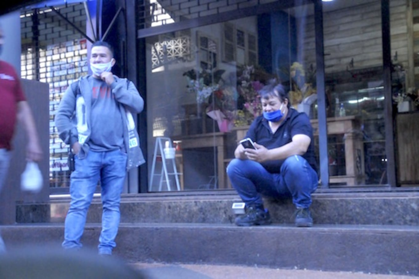 Algunos policías realizan la función de guardias privados en centros comerciales de Ciudad del Este, que no es su función natural. En un solo recorrido se pudo constatar esta situación.FOTO:GUSTAVO GALEANO