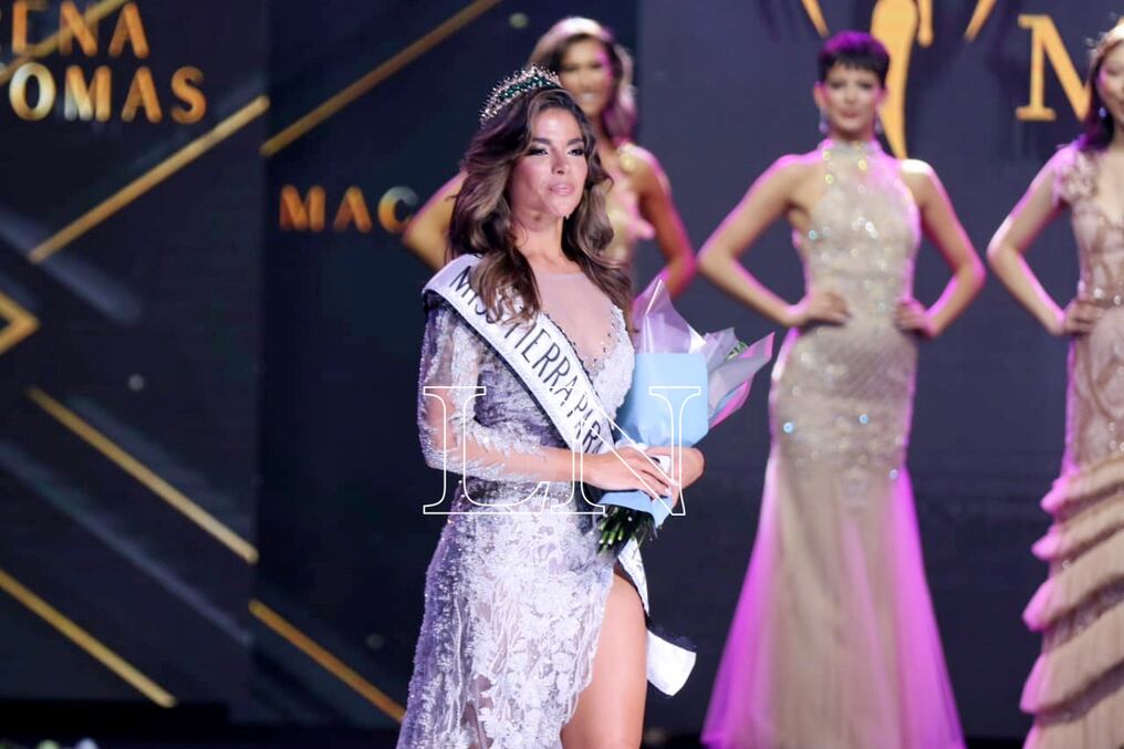 Entregó la corona Evelyn Andrade, predecesora del título de Macarena Tomas. Foto: Jorge Jara.