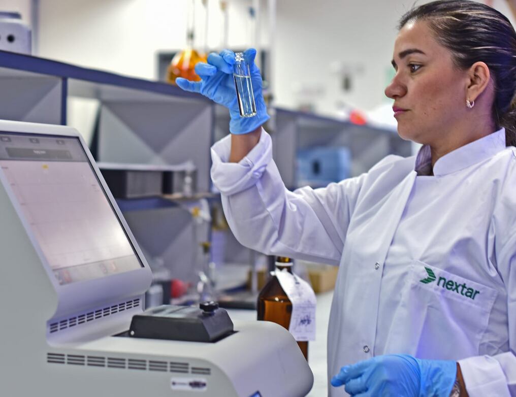 La empresa cuenta con un laboratorio propio en su planta de almacenaje y distribución ubicado en la zona de Villa Elisa. Foto: Gentileza.