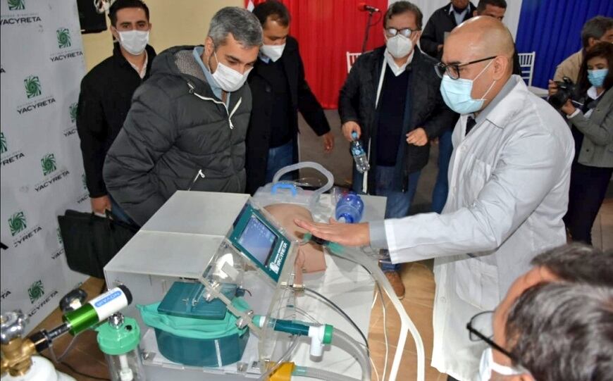 Ante la gran cantidad de casos comunitarios y ocupación de las camas de terapia por COVID-19, técnicos de Yacyretá desarrollaron un respirador de emergencia. El mismo fue entregado al Ministerio de Salud para casos urgentes. Foto: Gentileza.