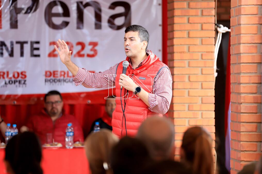 Durante el encuentro, Santiago Peña instó a los colorados a apostar por la figura de Carlos López para el cargo de gobernador tras cuestionar al dirigente oficialista Marcelo Soto por priorizar sus intereses personales. Foto: Jorge Romero.