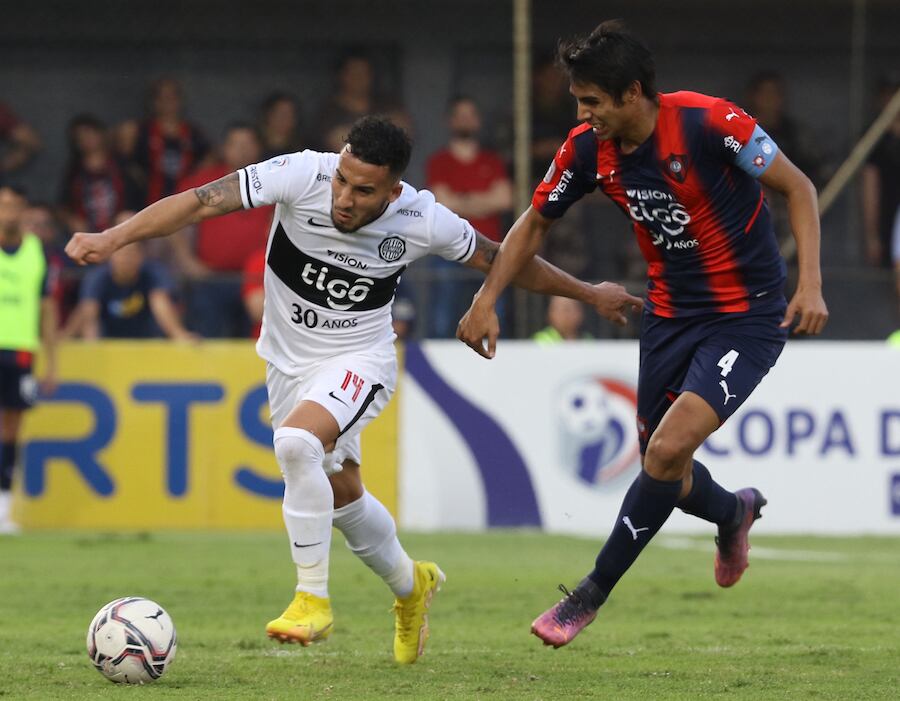 Fernando Cardozo protege el balón ante la presión de Alexis Duarte en el superclásico precedente.FOTO:ARCHIVO