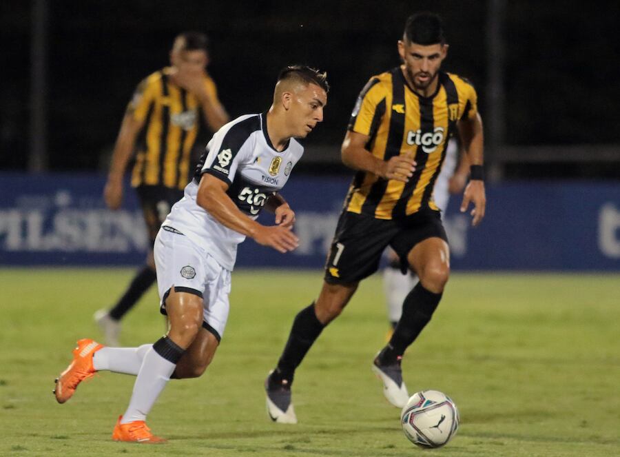 Braian Ojeda de Olimpia se escapa de José Florentín de Guaraní en uno de los clásicos precedentes.FOTO:ARCHIVO