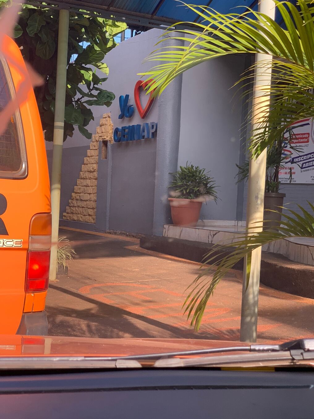 Colegio de Ciudad del Este donde una madre denunció que rechazaron a su hijo con espectro TEA, sin que se cumpla la inclusión. Dijo que ni siquiera trataron de conocerlo y compartir con él para pedir de nuevo que se lo vaya a buscar. Foto: Gentileza.