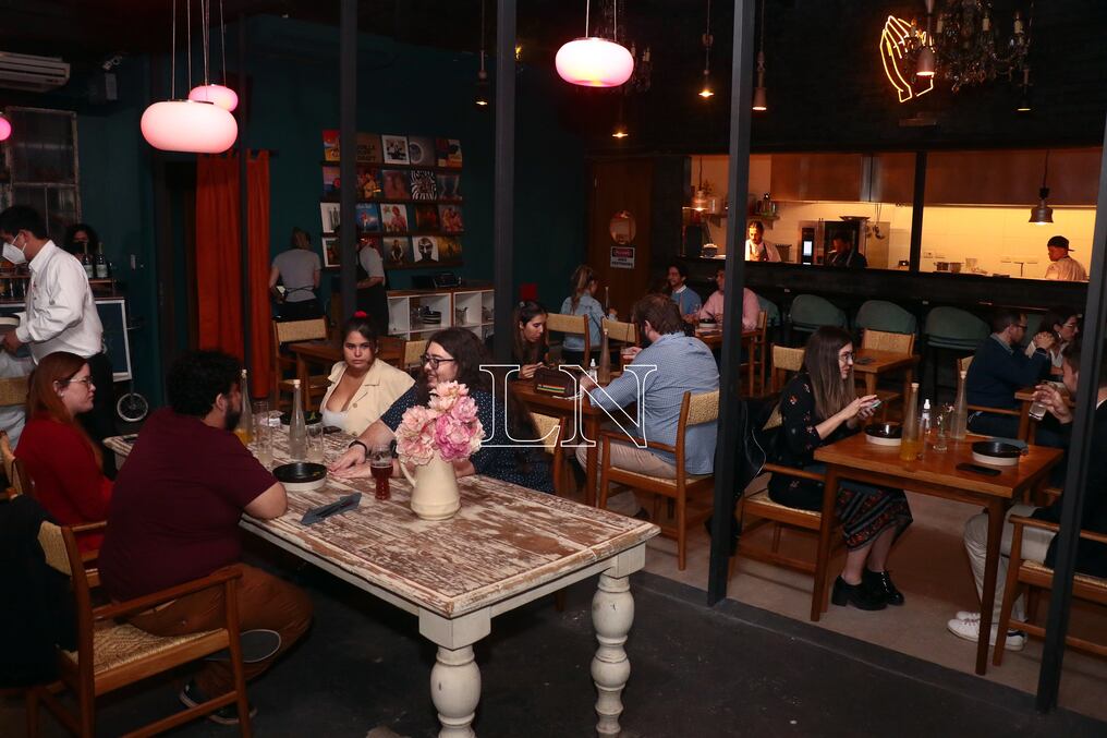 Con respecto al año pasado, la afluencia de personas en los restaurantes aumentó un 50% en la primera quincena de diciembre, reportaron desde la Arpy. Foto: Archivo.