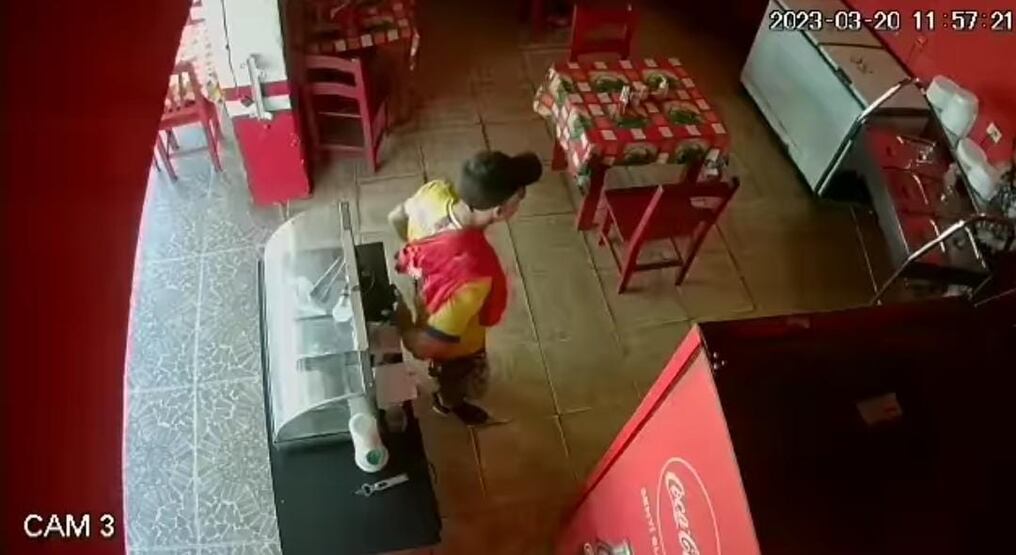 El hombre pidió a las trabajadoras algo para comer, pero este aprovechó la situación para llevarse un celular que estaba sobre el mostrador. Foto: Captura de pantalla.
