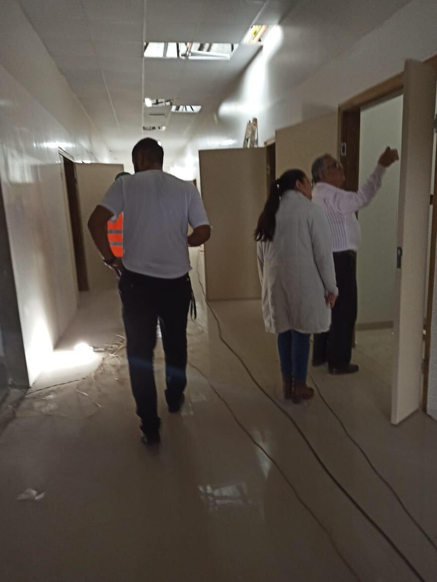 El director de la Décima Región Sanitaria, Arturo Portillo, verificó el sábado el pabellón donde será habilitada la UTI en el Hospital Distrital de Hernandarias. Foto: Gentileza