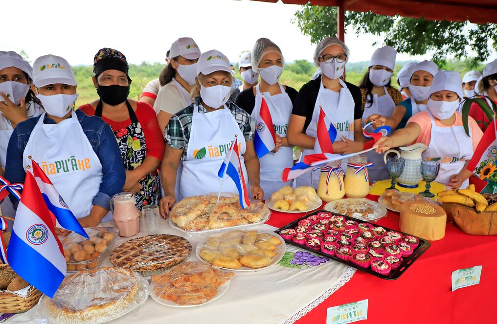 Durante la habilitación del centro,  mujeres que culminaron con éxito el curso de comida a base de soja, expusieron sus productos dulces y salados. Foto: Gentileza.