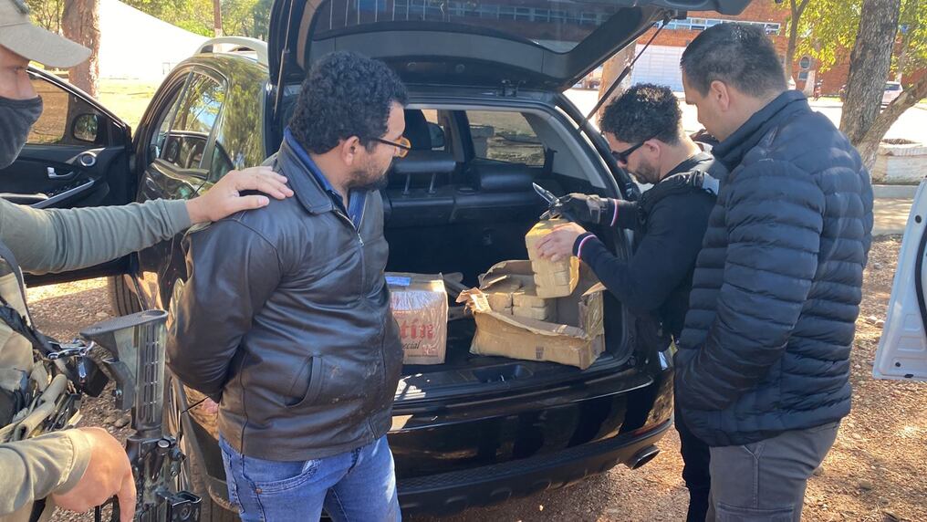 Agentes especializados verificaron el vehículo y en la parte trasera del portaequipaje hallaron dos cajas de cartón con la droga. Foto: Gentileza.
