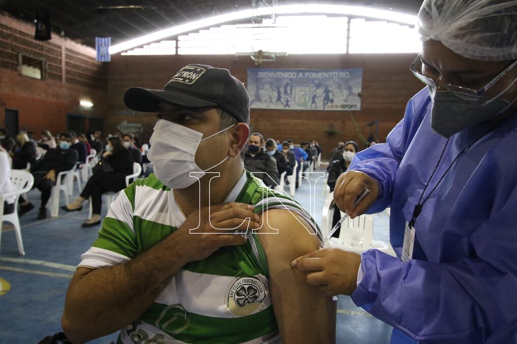 Anunciaron que la Moderna será aplicada en Asunción a las personas con terminación de número de cédula de identidad en 9 y la plataforma de Pfizer sigue hasta el miércoles 18 en todo el país, sin tener en cuenta el número de terminación de documento. Foto: Nadia Monges.