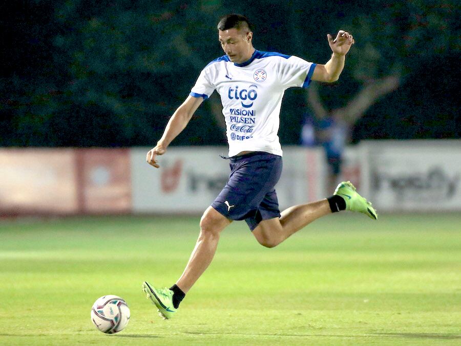 El técnico Eduardo Berizzo recurre a los goles de Óscar “Tacuara” Cardozo para buscar la victoria ante Venezuela mañana.FOTO: APF