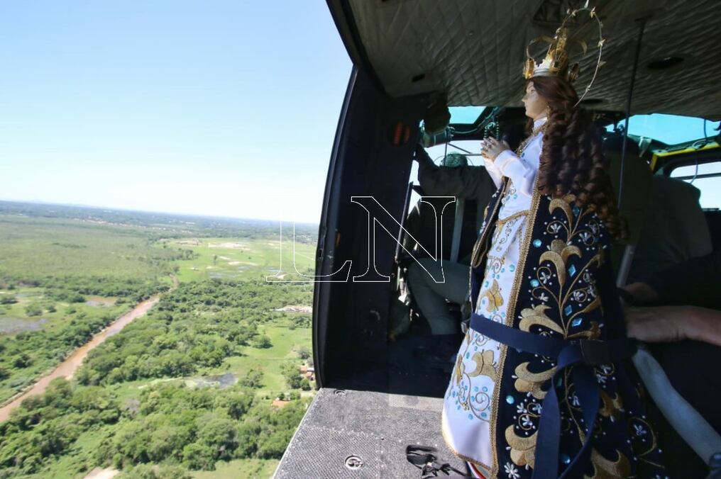 Desde el aire, monseñor Ricardo Valenzuela bendijo y consagró al Paraguay ante la Virgen de los Milagros.Foto: Nadia Monges.